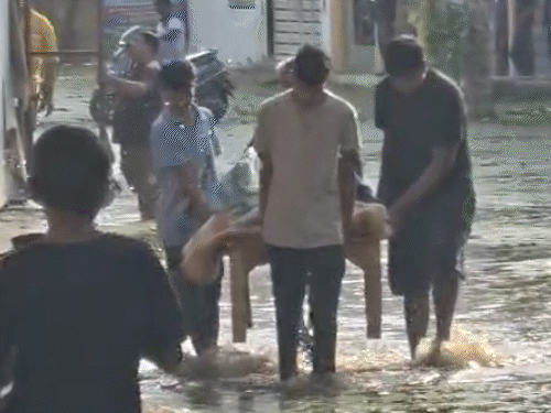 लखनऊ में बाढ़-40 हजार घरों में 5 फीट तक पानी:लोग बोले- कारें डूबीं, राशन भीगा; चारपाई पर लादकर ले गए मरीज