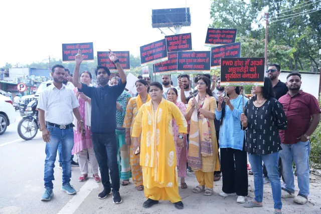 आशारोड़ी-मोहब्बेवाला में लगातार सड़क हादसों के खिलाफ महिला कांग्रेस का हल्ला बोल