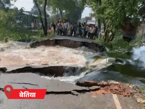 सारण- सेना ने पहुंचाई मदद,बाढ़ पीड़ितों की सांसद से बहस:बेतिया में मुख्य सड़क बही; 6 जिलों में बाढ़, 3.65 लाख आबादी प्रभावित
