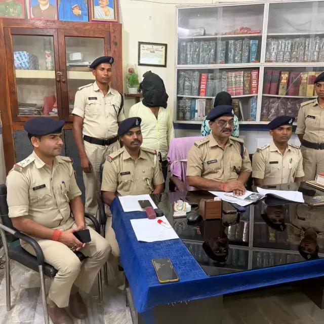 गांजे के साथ महिला समेत 2 तस्कर गिरफ्तार:मधुबनी से खेप लेकर वैशाली जा रहे थे दोनों आरोपी, दरभंगा में पुलिस ने बस रुकवाई