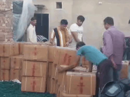 रोहतक में अवैध पटाखा फैक्ट्री पर पुलिस की रेड:भारी मात्रा में पटाखे-कच्चा माल बरामद; 5 महिला और एक व्यक्ति अरेस्ट