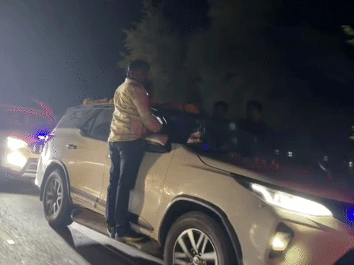 हनुमान बेनीवाल का 100-गाड़ियों के साथ श्रीगंगानगर कलेक्ट्रेट कूच:महियावाली टोल नाके के पास पुलिस ने काफिले को रोका, समर्थकों के साथ हाईवे जाम किया