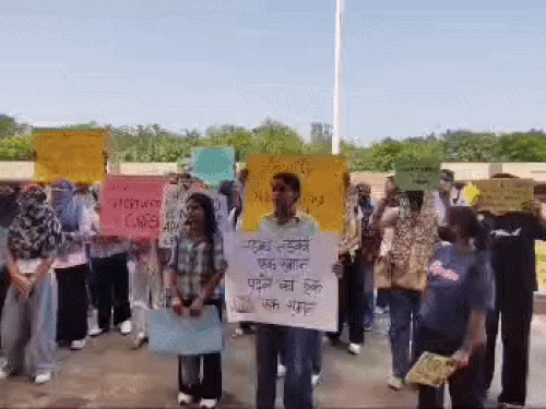 'चाय पकौड़ा गर्म करो-MDU प्रशासन शर्म करो' के लगाए नारे:रोहतक यूनिवर्सिटी में छात्राओं का प्रदर्शन, छात्राएं बोलीं-मांग पूरी होने तक आंदोलन जारी रहेगा