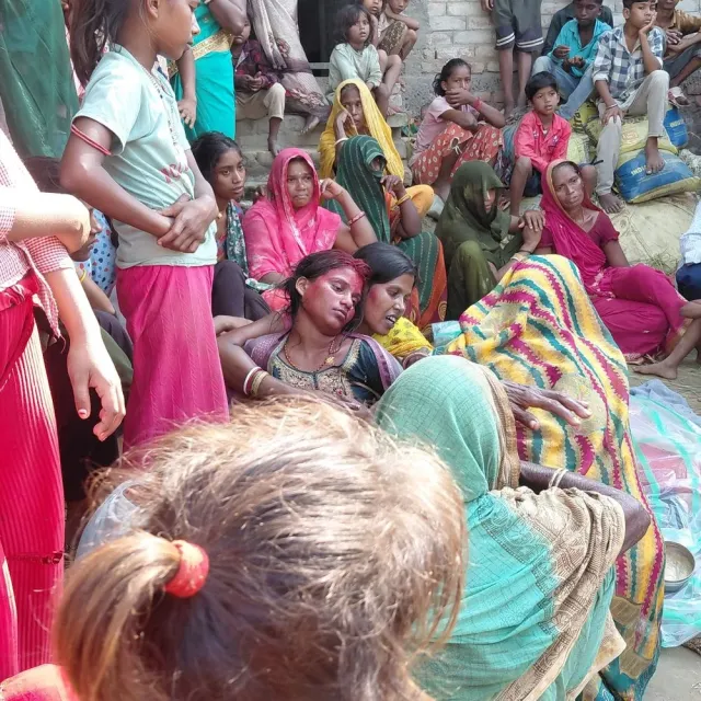 सीतामढ़ी में पेड़ से लटका मिला युवक का शव:गांव की युवती से था प्रेम प्रसंग; एक महीने पहले की थी शादी, पत्नी बोली- हत्या कर लटकाया
