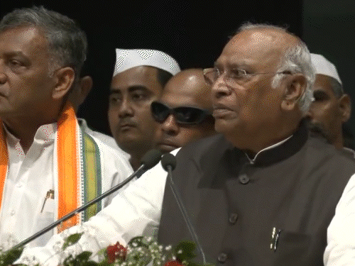 खड़गे बोले- मोदी क्या, मोदी का बाप भी जाएगा:पटना में 'मोदी नहीं जाएंगे' कहने वाले शख्स को पीटा; शाह बोले- खड़गे ने मर्यादाएं तार-तार कीं