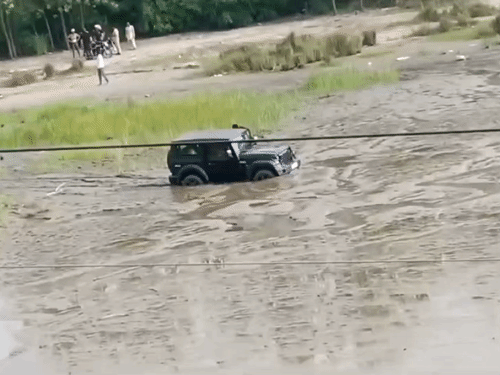 नदी में गर्लफ्रेंड संग स्टंट, दलदल में फंसी थार:JCB भी धंसी, ग्रामीणों ने रस्सी बांधकर खींची; यमुनानगर में ऑफरोडिंग कर रहे थे