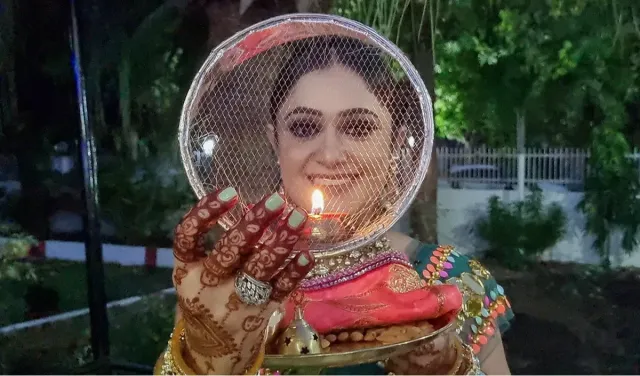 Karwa Chauth 2026: पति-पत्नी के पवित्र रिश्तों का पर्व है करवा चौथ