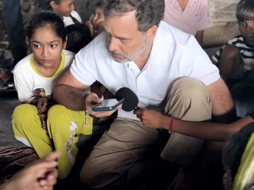 राहुल दिल्ली की झुग्गी बस्ती पहुंचे:SDM से पूछा- पूरी बस्ती के वोटर गायब कैसे, सिर्फ एक नाम बचा; SIR में 47 लाख नाम कटे
