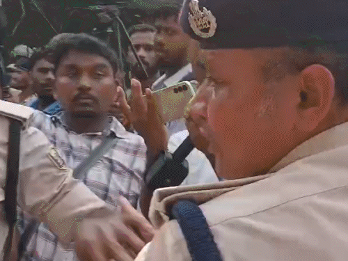 पटना- दरोगा अभ्यर्थियों पर पुलिस ने भांजी लाठियां:एग्जाम रद्द के विरोध में प्रदर्शन; छात्र बोले- हम भी वर्दी पहनते, सरकार ने सब छीन लिया