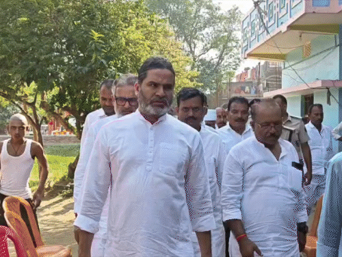 प्रशांत किशोर के सामने JDU कार्यकर्ता की पिटाई:वैशाली-नाव हादसे की जांच की मांग पर BJP समर्थकों ने पीटा, श्राद्ध कर्म में पहुंचे थे जनसुराज नेता