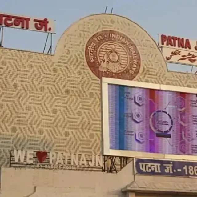 आउट सिग्नल पर ओवरहेड वायर में लगी आग:एक घंटे तक ट्रेनों का परिचालन प्रभावित, शॉर्ट सर्किट होने से घटना