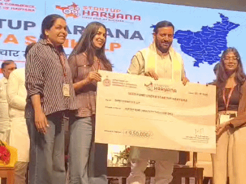 कुरुक्षेत्र यूनिवर्सिटी से स्टार्टअप हरियाणा-सेवा संकल्प की शुरुआत:सीएम सैनी ने 11 नए स्टार्टअप को बांटे चेक, बोले- हर गांव-शहर में आइडिया को मिलेगा मंच