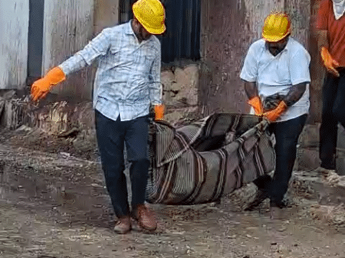 फैक्ट्री में भीषण आग, जलते हुए निकले 3 युवक:‘बचाओ-बचाओ’ चिल्लाते हुए सड़क पर गिरे; अंदर फंसे 2 मजदूर जिंदा जले