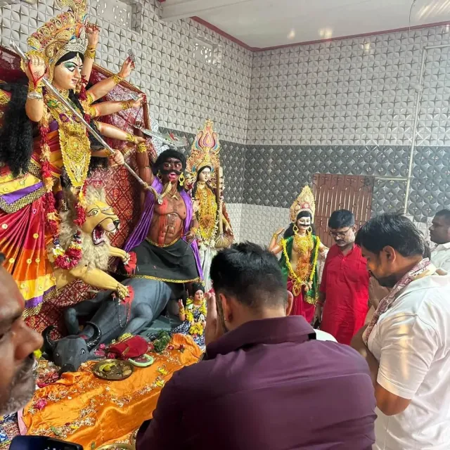 खगड़िया सांसद ने पूजा पंडालों में किए दर्शन:मां दुर्गा से सुख-समृद्धि और विकास की कामना; लोगों की समस्याएं सुनने के बाद समाधान का भरोसा दिया