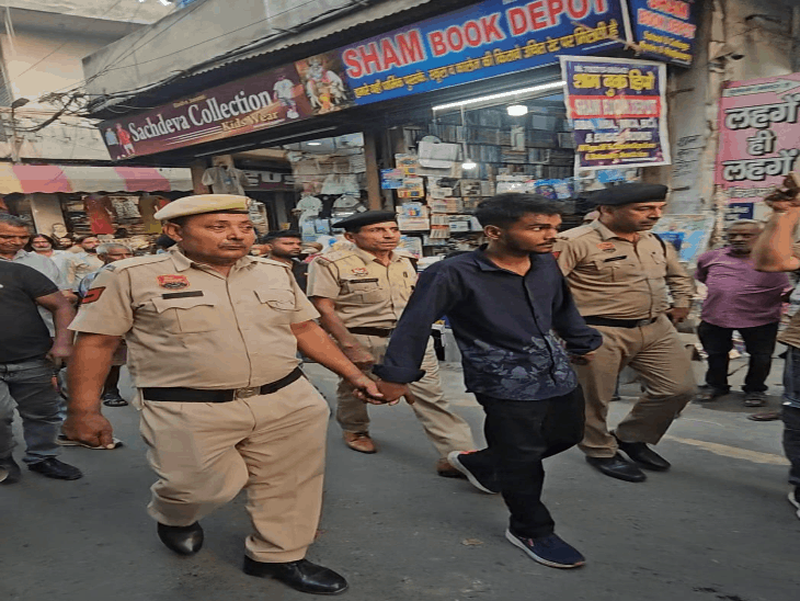 पानीपत पुलिस ने कराई मनचले की परेड:बाजार में युवतियों से की छेड़छाड़, इंसार बाजार में पैदल घुमाया, निशानदेही कराई