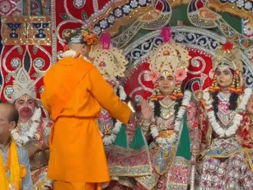 योगी बोले- बेटी को छेड़ा तो रावण जैसा हाल होगा:बुलेटप्रूफ गाड़ी में निकले, एम्बुलेंस को रास्ता दिया; श्रीराम का राजतिलक कर आरती