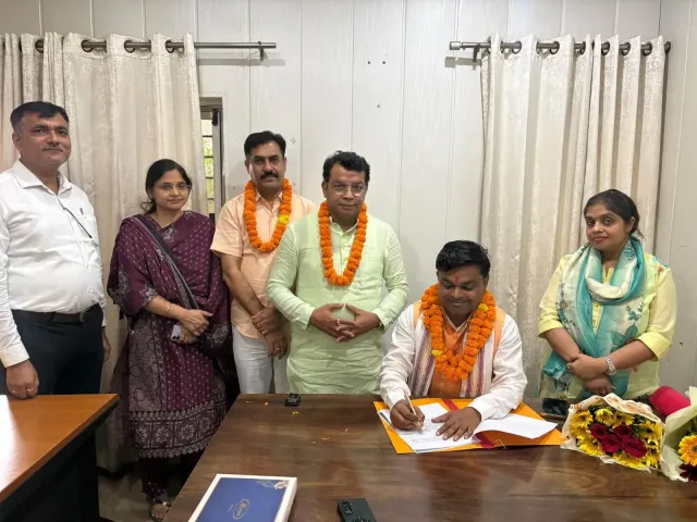 उद्योग निदेशालय देहरादून में सुरेश कोली ने संभाला पदभार, विधायक शिव अरोरा रहे मौके पर मौजूद, दी शुभकामनाएं