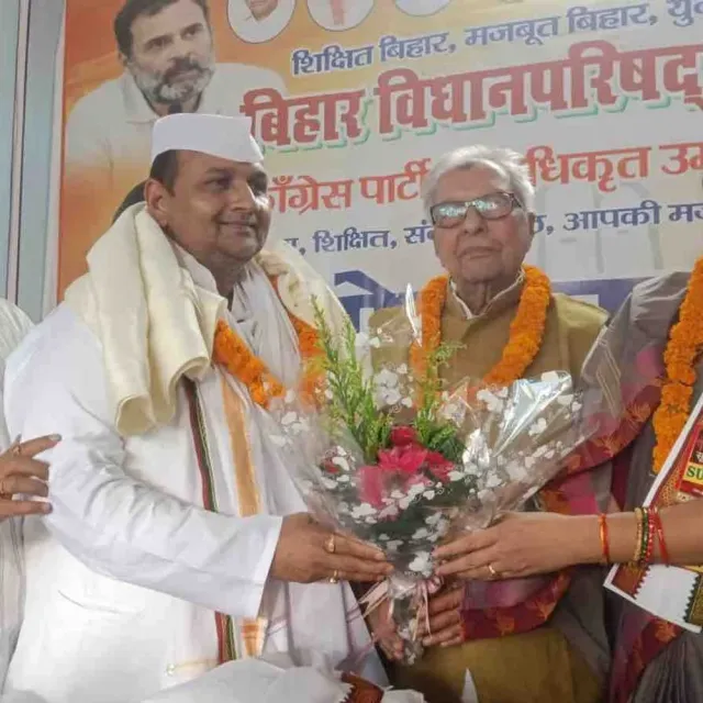 नवादा में कांग्रेस कार्यकर्ताओं की बैठक:स्नातक-शिक्षक उम्मीदवारों की जीत का लिया संकल्प, घर-घर संपर्क अभियान पर जोर
