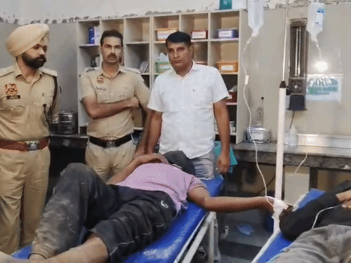 पंचकूला में पुलिस और बदमाशों के बीच मुठभेड़:पुलिसकर्मी को चाकू मारा, 2 आरोपियों के पैर में लगी गोली; लूट-चोरी की वारदात की थी