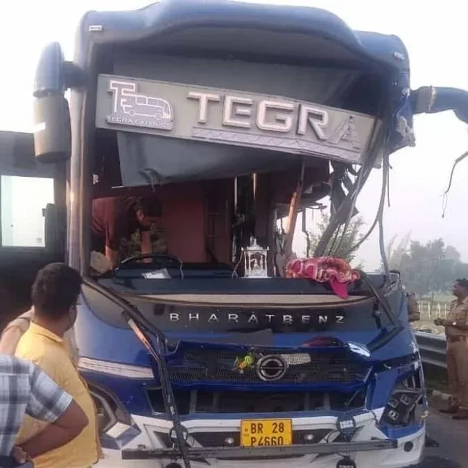 गोरखपुर लिंक एक्सप्रेसवे पर भीषण हादसा, AC बस और ट्रेलर की टक्कर में 4 की मौत, 4 गंभीर घायल