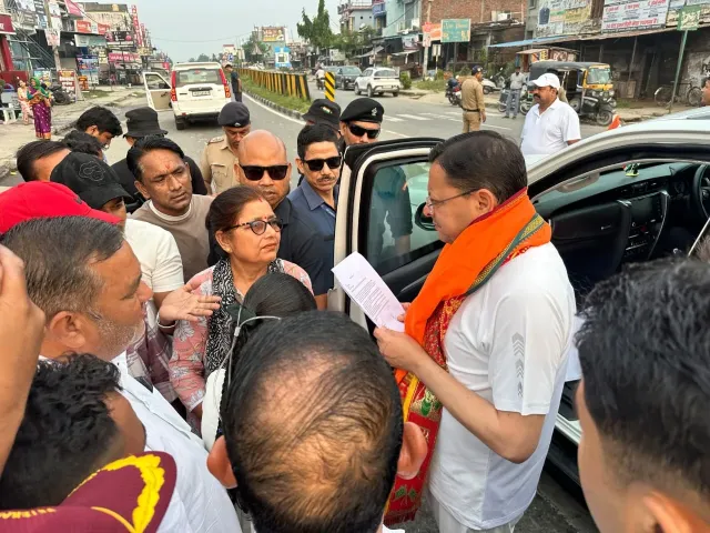 नानकमत्ता कार्यक्रम के लिए जाते समय झनकट में मुख्यमंत्री धामी ने रुकवाया काफिला, आमजन की सुनी समस्याएं।