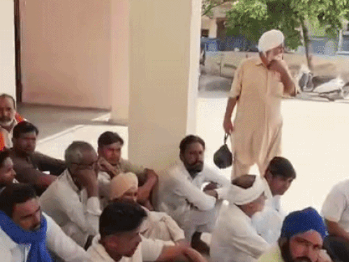 सिरसा में DAP के लिए किसानों में मारामारी:रेस्ट हाउस में जुटे, टोकन और खाद दोनों का इंतजार; बोले- बुवाई प्रभावित होने का डर