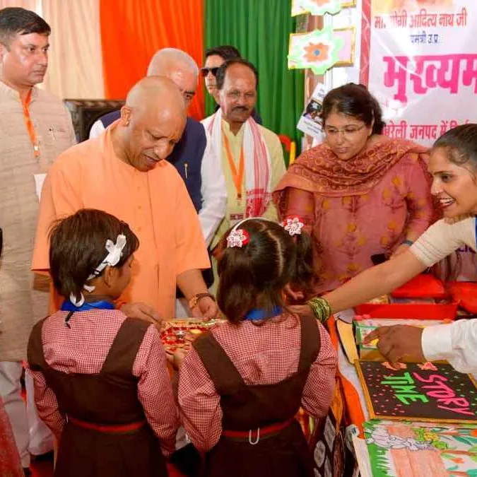 CM योगी की मिशन शक्ति से बेटियों को मिला बड़ा मौका, 4 छात्राओं ने एक दिन के लिए संभाली निदेशक की कमान