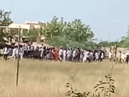 सरकारी स्कूल में किया युवक का अंतिम संस्कार:ताला तोड़कर घुसे लोग, बोले- यहां समाज का श्मशान था; प्रिंसिपल ने कहा- यहां बच्चे खेलते थे
