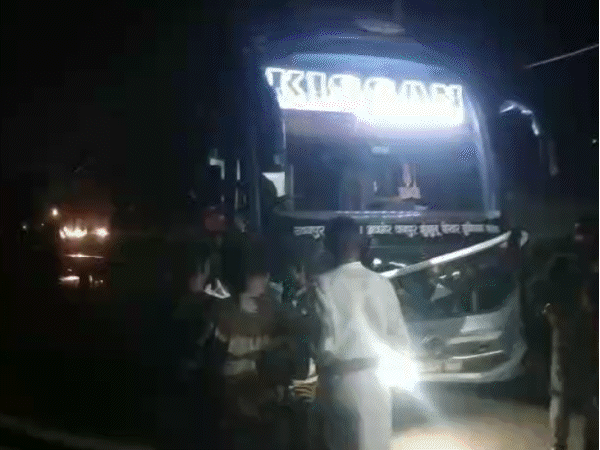अजमेर- स्लीपर बस ने मां-बेटी सहित 3 को कुचला, मौत:टक्कर के बाद बाइक को घसीटते हुए ले गई, टुकड़ों में मिले तीनों शव