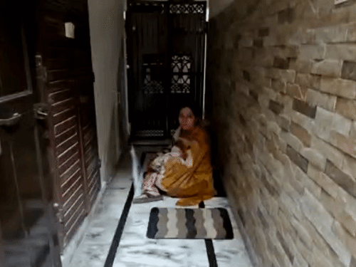 करवा चौथ पर ससुराल के बाहर धरने पर बैठी विवाहिता:सोनीपत में पति और ससुराल पक्ष पर प्रताड़ना के आरोप; बोलीं- 8 रातें गैलरी में काटी