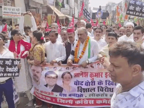 फरीदाबाद में कांग्रेस नेत्रियों में चले थप्पड़-मुक्के:आगे निकलने को लेकर हुआ विवाद; महिला कांग्रेस प्रदेशाध्यक्ष के सामने हुई मारपीट