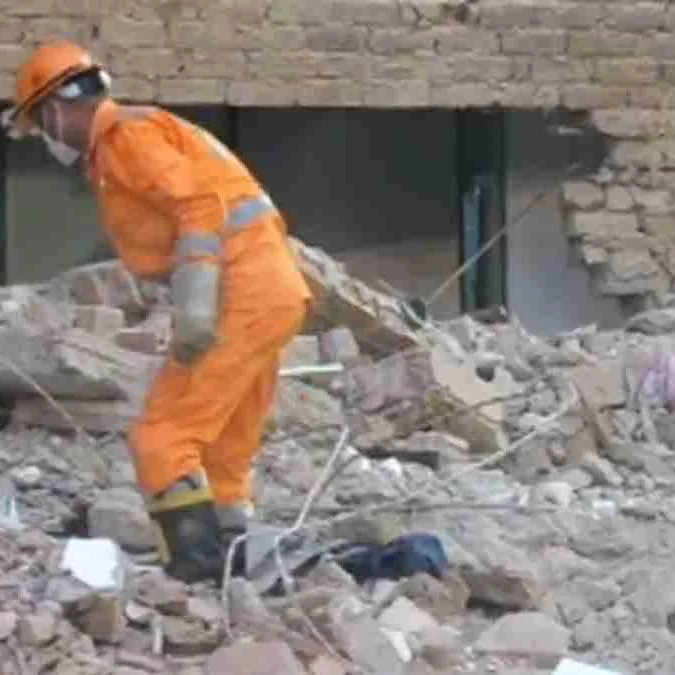 Delhi Building Collapse : दिल्ली के सीमापुरी में 5 मंजिला इमारत ढही, 3 की मौत, 8 घायल