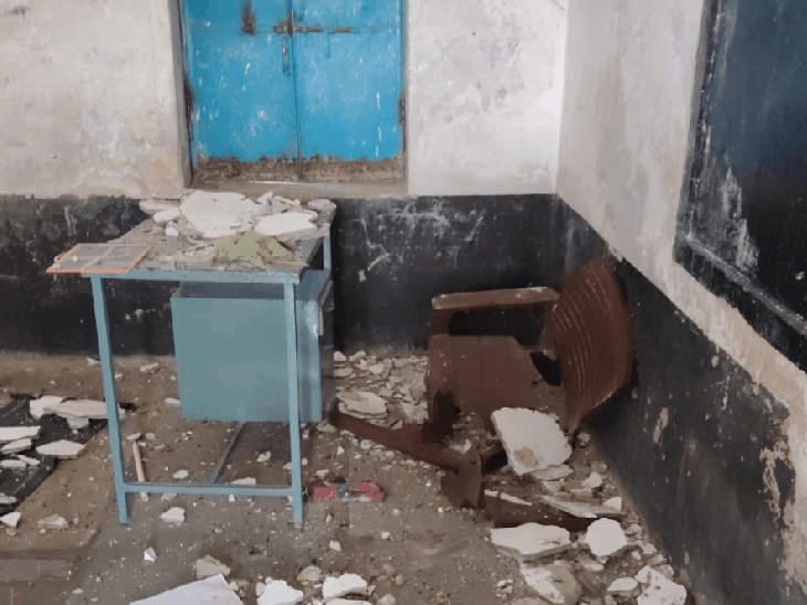 सरकारी स्कूल में 32 बच्चों पर छत का प्लास्टर गिरा:3 छात्र घायल, सिर पर चोट लगी; बिल्डिंग को जड़ा ताला, अब दूसरी जगह चलेगा