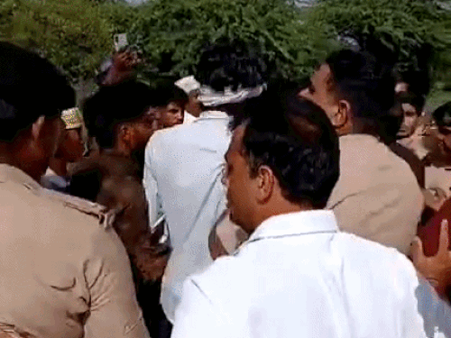 फरीदाबाद में गोमांस काटने के आरोप पर हंगामा:बजरंग दल-हिंदू रक्षा दल की पुलिस से धक्का-मुक्की, 3 संदिग्धों को हिरासत में लिया