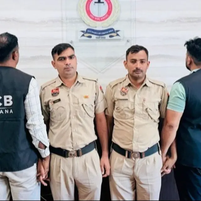 'कॉन्स्टेबल फोन कर बोला- स्कूटी हमारे कब्जे में,₹10 हजार लगेंगे':पलवल में सुनसान जगह मिलने बुलाया; ACB ने दोनों पुलिसवाले रिश्वत लेते रंगेहाथ पकड़े