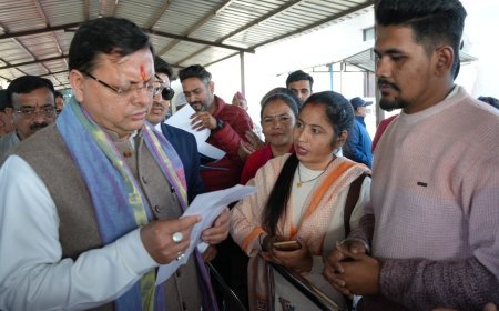 मुख्यमंत्री ने कैम्प कार्यालय पहुंचकर जनता से संवाद किया व जनसमस्याए सुनी