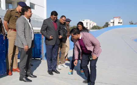 प्रदेश के अपर मुख्य सचिव आनन्द बर्द्धन ने बहुद्देशीय हॉल का स्थलीय निरीक्षण किया