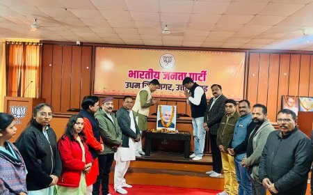 भाजपाइयो ने पूर्व प्रधानमंत्री अटल बिहारी वाजपेयी की 100वी जयंती पर पुष्प अर्पित कर किया याद*