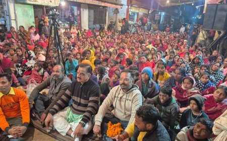 रेशमबाड़ी ,दूधिया नगर वार्ड नंबर 12,13 में  आयोजित श्रीमद् भागवत कथा ज्ञान यज्ञ के अंतिम दिन पूर्व विधायक राजकुमार ठुकराल ने कार्यक्रम में पहुंचकर कथा श्रवण किया और कथावाचक राजवीर जी महाराज से आशीर्वाद प्राप्त किया