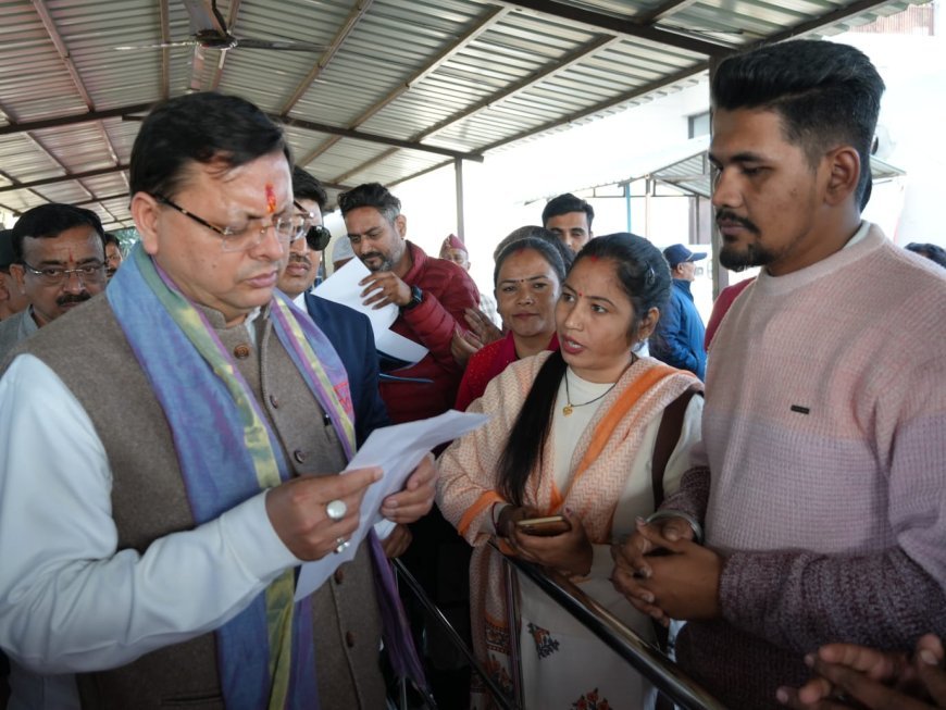 मुख्यमंत्री ने कैम्प कार्यालय पहुंचकर जनता से संवाद किया व जनसमस्याए सुनी
