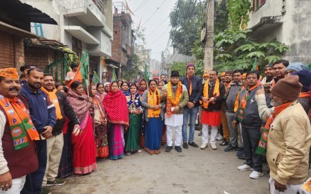 विधायक शिव अरोरा ने आदर्श इंद्रा बंगाली कॉलोनी मे किया डोर टू डोर जनसंपर्क, भाजपा मेयर प्रत्याशी विकास शर्मा जीताने की अपील*