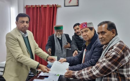 UCC को लेकर कांग्रेस शिष्टमंडल प्रदेश कांग्रेस उपाध्यक्ष धीरेंद्र प्रताप के नेतृत्व में राज्य निर्वाचन आयुक्त से मिला