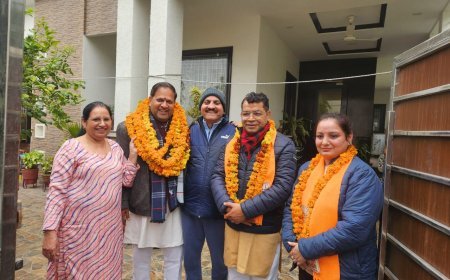 विधायक शिव अरोरा ने वार्ड न. 31 एलाइंस कॉलोनी में मेयर प्रत्याशी विकास शर्मा के साथ किया डोर टू डोर जनसंपर्क