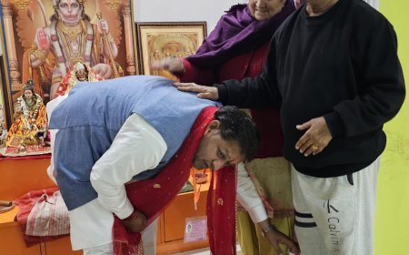 मतदान दिवस पर माता पिता का आशीर्वाद लेकर घर से निकले मेयर प्रत्याशी विकास शर्मा