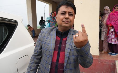 जिला निर्वाचन अधिकारी नितिन सिंह भदौरिया ने फूल मंडी बूथ नम्बर 156 में अपने मत का प्रयोग किया