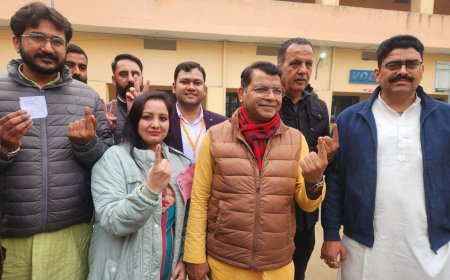 विधायक शिव अरोरा ने वार्ड न. 31 आनद पब्लिक स्कूल मतदान केंद्र पर अपने मताधिकार का किया प्रयोग*