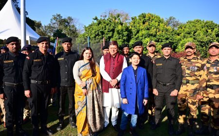 76वें गणतंत्र दिवस पर  मुख्यमंत्री धामी ने शासकीय आवास परिसर में राष्ट्रीय ध्वज फहराया