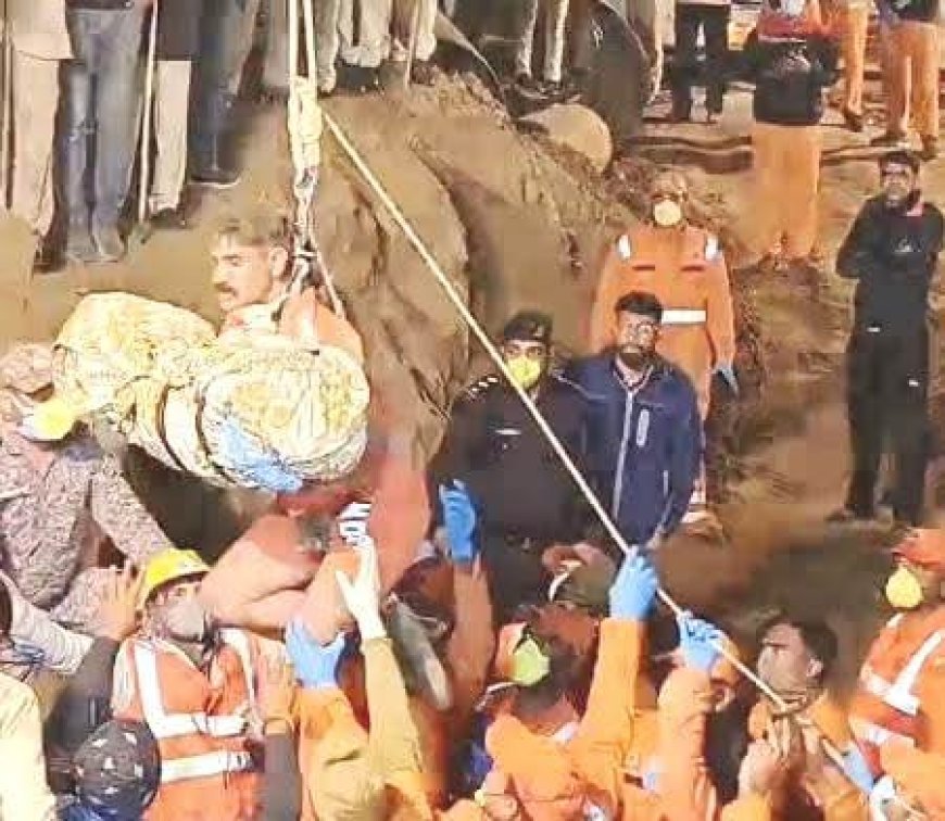 सबकी आँखें खोलकर अनंत में विलीन हुई चेतना