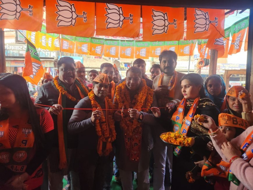 विधायक शिव अरोरा ने ट्रांजिट कैम्प क्षेत्र के वार्ड न.9 शिवनगर, वार्ड न.10 ठाकुनगर, व वार्ड न. 2 कृष्णा कालोनी मे पार्षद प्रत्याशियों  के चुनाव कार्यालय का फीता काटकर किया उद्धघाटन*