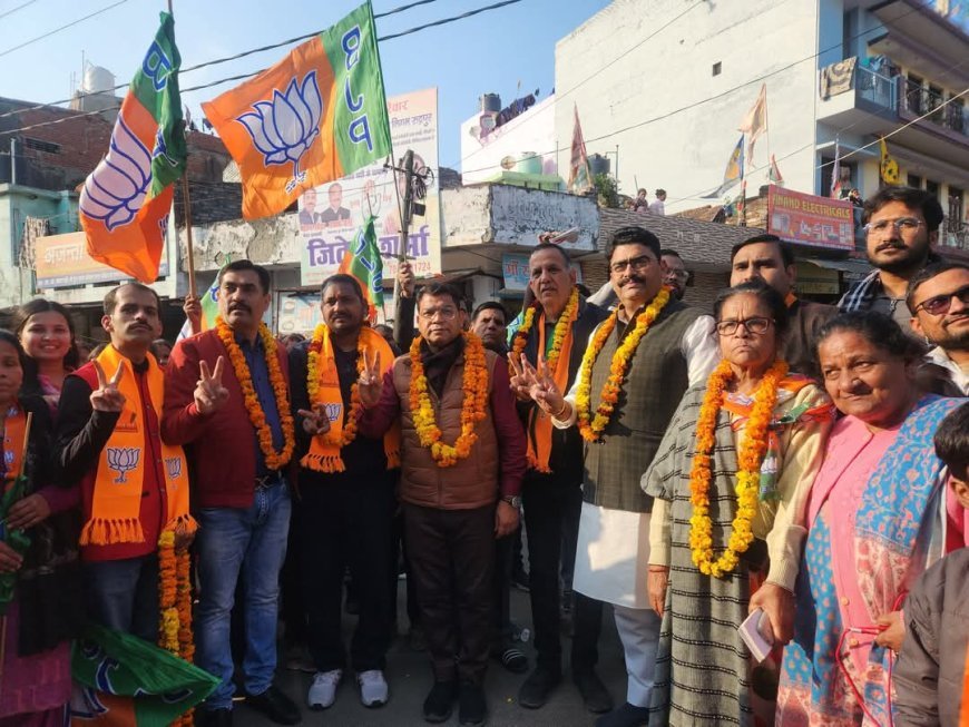 विधायक शिव अरोरा ने वार्ड न.36,आदर्श कॉलोनी मे किया चुनाव कार्यालय का उद्घाटन व डोर टू डोर जनसंपर्क*